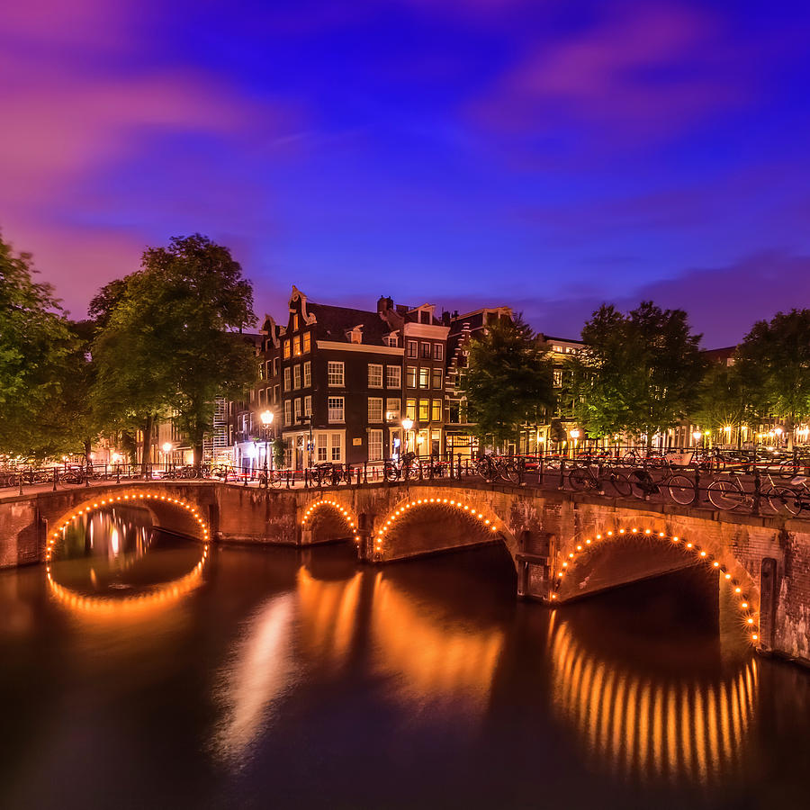 AMSTERDAM Idyllic nightscape from Keizersgracht and Leliegracht ...