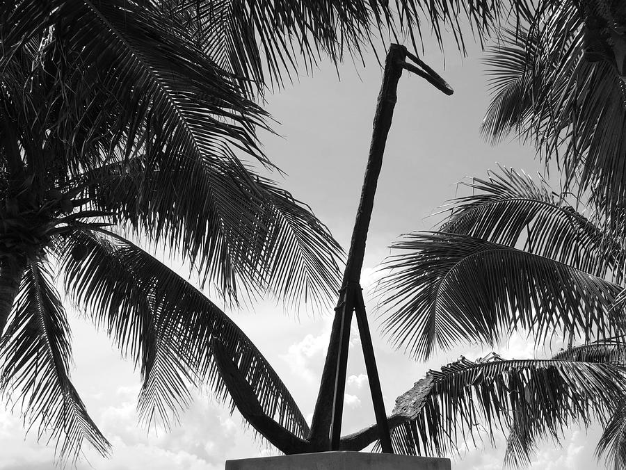 Black And White Photograph - Anchor In Black And White by Rob Hans