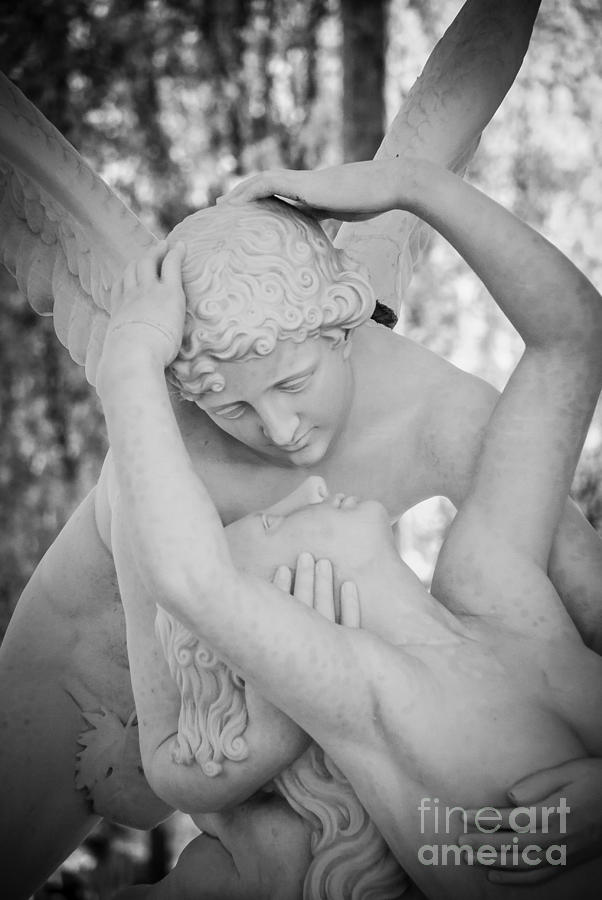 Поцелованные ангелом. Поцелуй ангела скульптура. Скульптура поцелуй с ангелом. Ангелы целуются. Поцелуй ангела статуя.