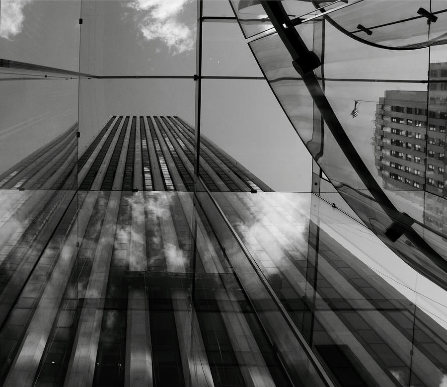 Black And White Photograph - Apple manhattan by Emme Pons