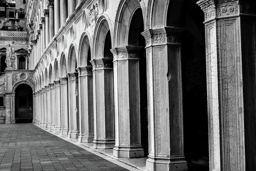 Black And White Photograph - Arches of the Doges Palace by Lisa Lemmons-Powers