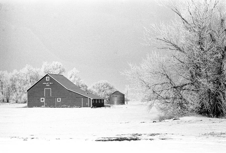 Barn in North Dakoya Winter Photograph by William Kimble