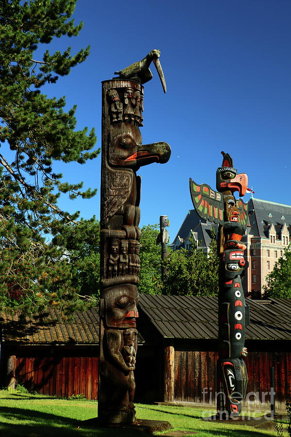 Beacon Hill Park Totem  Photograph by Christiane Schulze Art And Photography