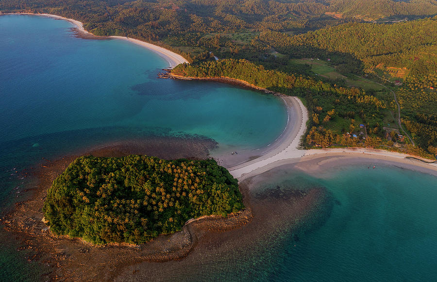 Beautiful beaches of Sabah, Malaysia Photograph by Pradeep Raja PRINTS