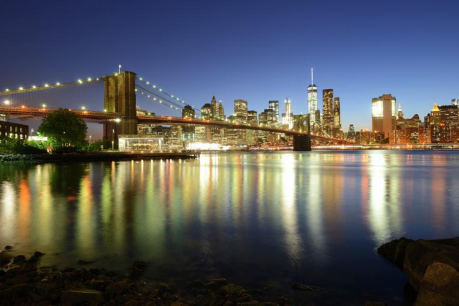 Beautiful Brooklyn Bridge and Manhattan skyline in the evening ...