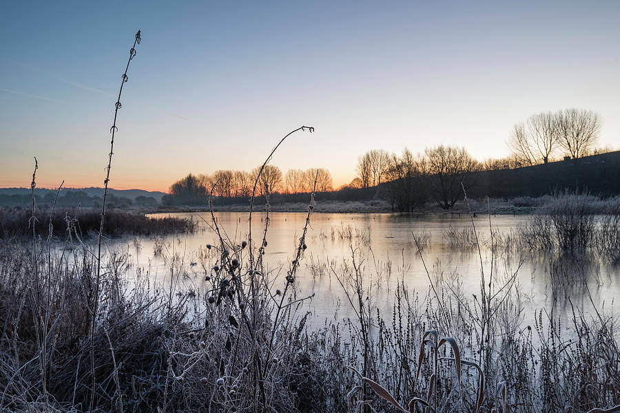 Beautiful vibrant English countryside lake image with frost and ...