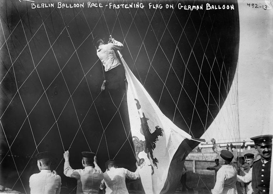 Berlin Photograph - Berlin: Balloon Race, 1908 by Granger