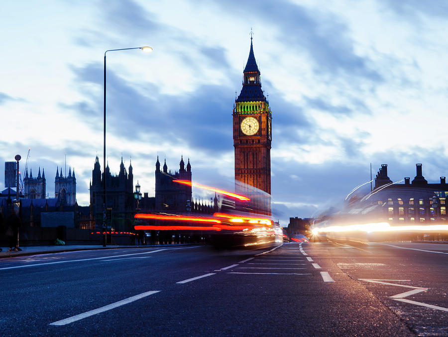 Big Ben and car traffic in London, long exposure photo at night ...