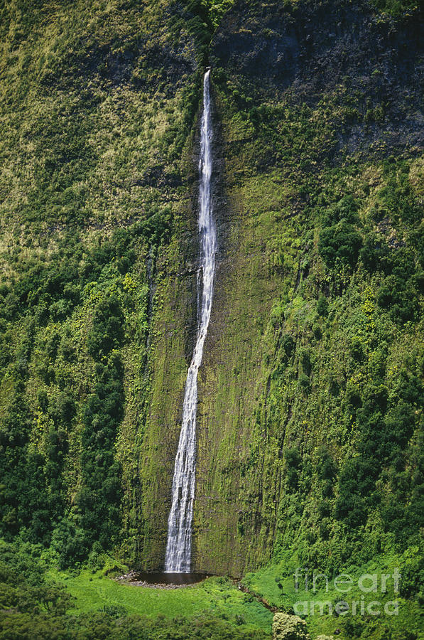 Big Island Waterfall Photograph by Greg Vaughn - Printscapes