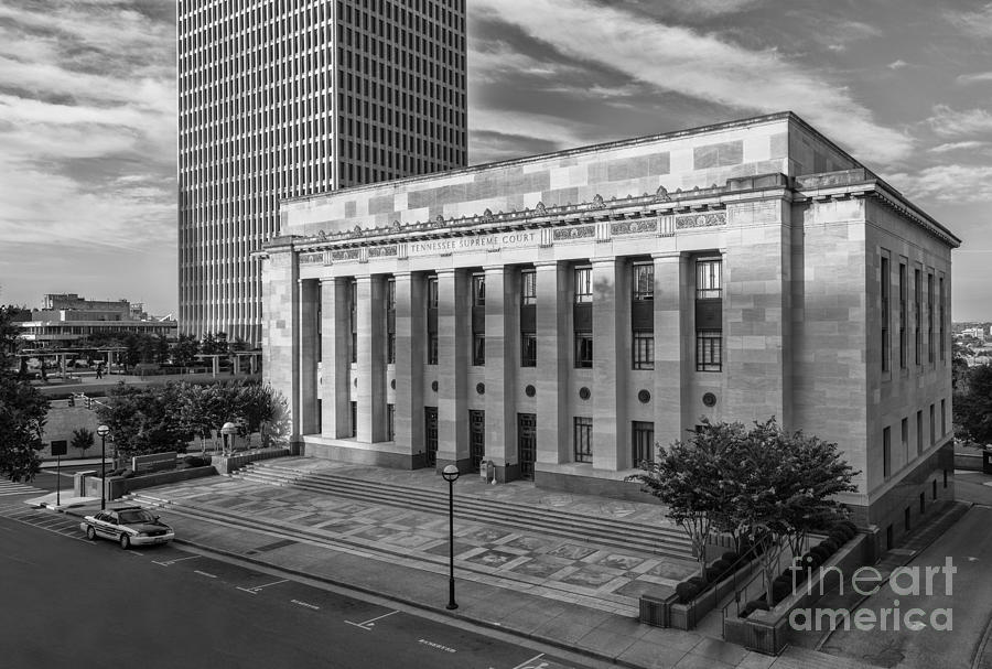 Black and White of the Tennessee Supreme court building in Nashville