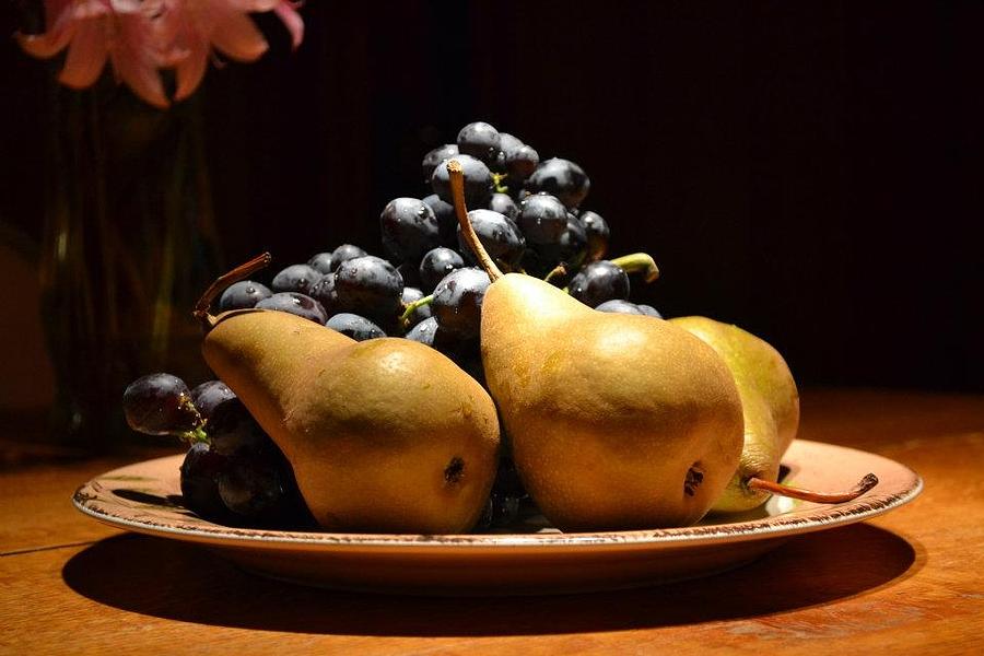 Still Life Photograph - Black grapes and Brown Pears by Carol Sheli Cantrell