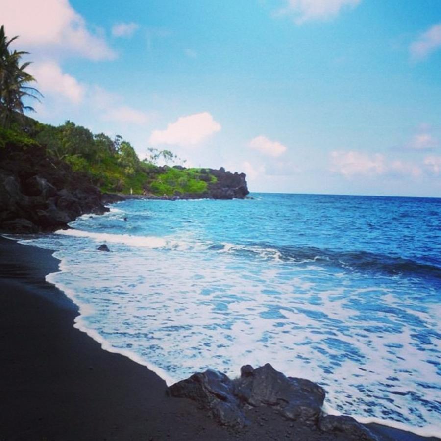 Black Sand Beach In Maui Photograph by Vanessa Duncan