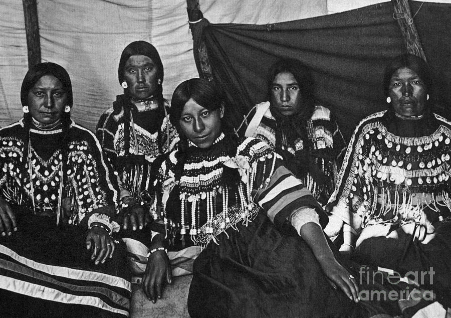 BLACKFOOT WOMEN, c1907 Photograph by Granger BLACKFOOT WOMEN, c1907 Photograph by Granger