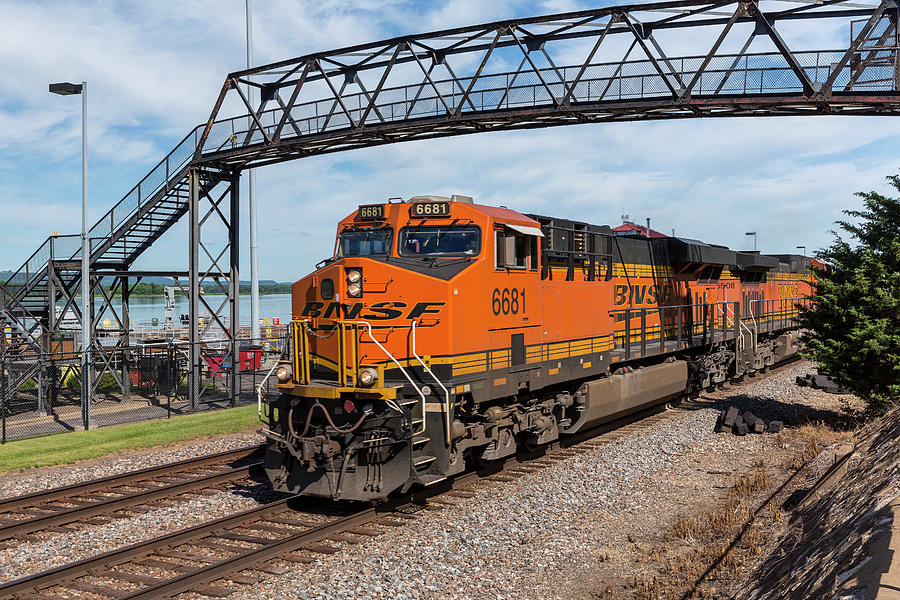 Transportation Photograph - BNSF Train 6681 A by John Brueske
