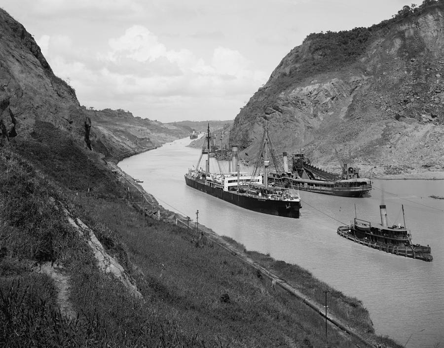 Boats Move Through Panama Canal Photograph by Everett