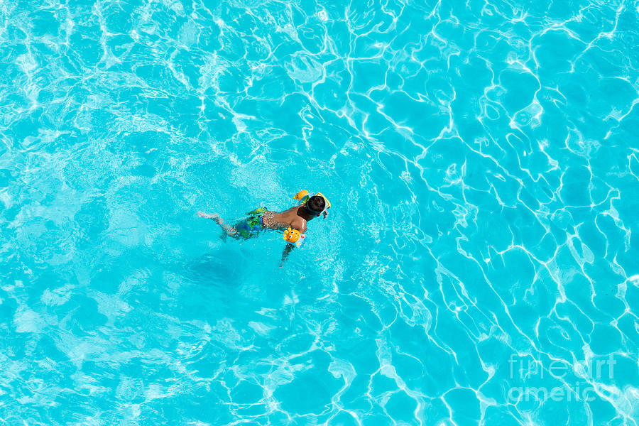 Boy in a pool Photograph by Les Palenik