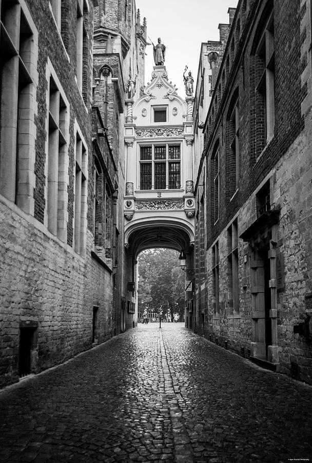 Black And White Photograph - Brugge Alley by Ryan Wyckoff