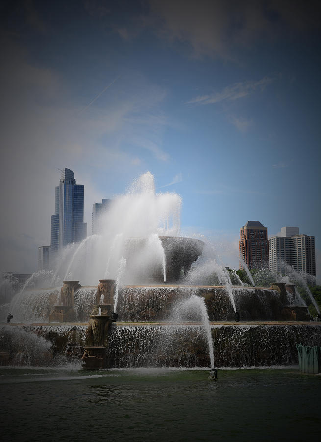 Chicago Photograph - Buckingham Fountain 2 by Richard Andrews