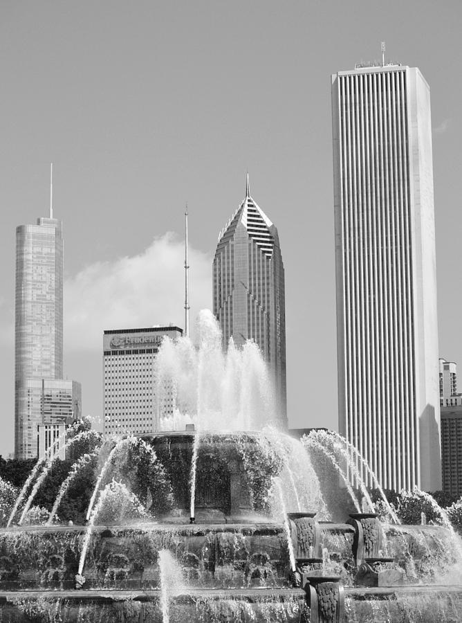 Chicago Photograph - Buckingham Fountain 3 B n W by Richard Andrews