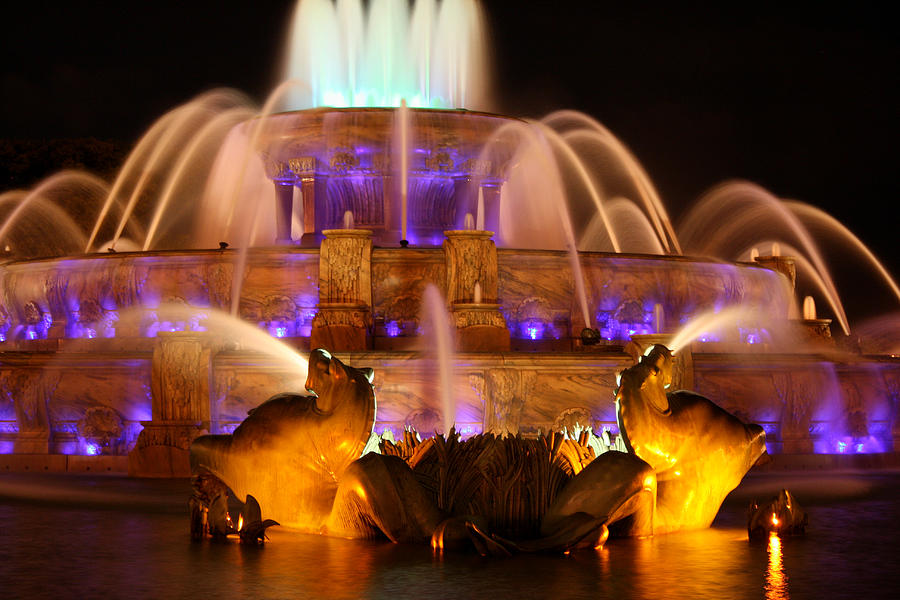 Buckingham Fountain at Night Photograph by Laura Kinker