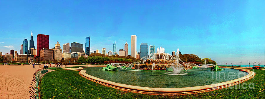 Buckingham Fountain Chicago Grant Park Photograph by Tom Jelen
