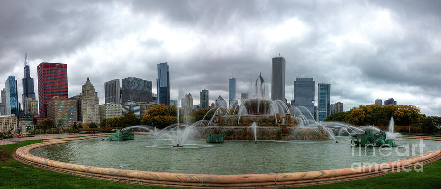 Buckingham Fountain Chicago Photograph by Wayne Moran