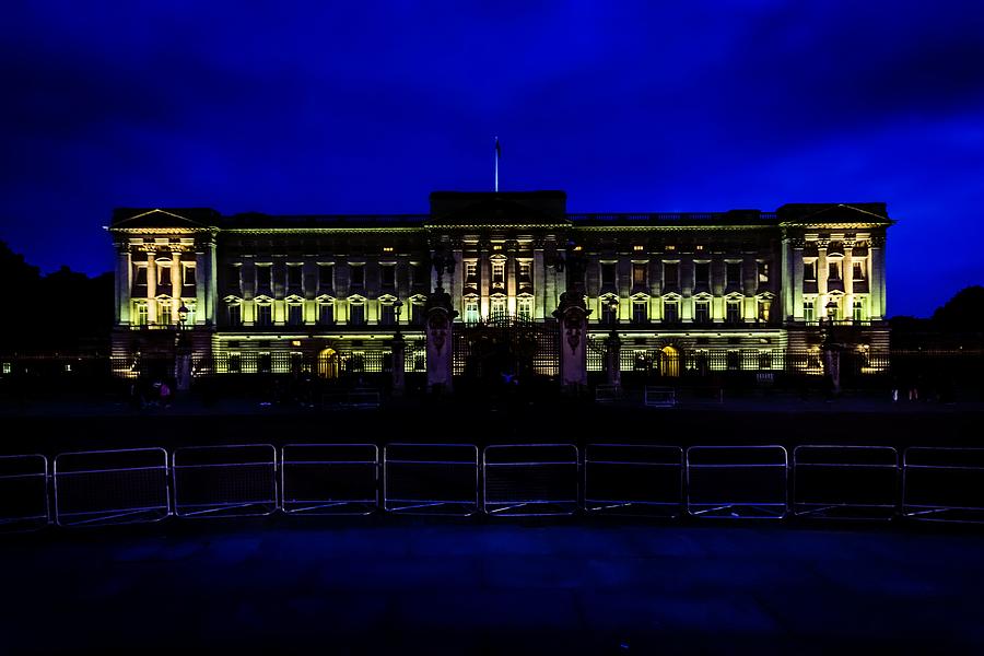 Buckingham Palace Photograph by Bill Howard