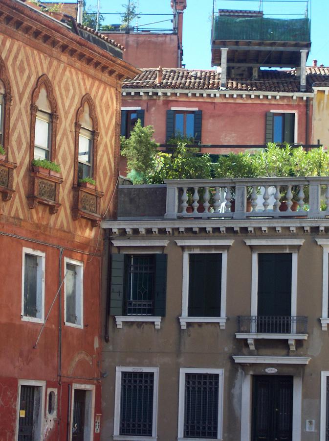 Buildings in Venice Italy Photograph by Lynda Farrow | Fine Art America