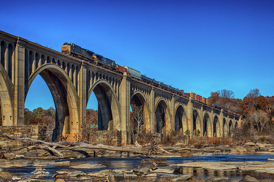 James River Photograph - C S X Train Q301 by Cliff Middlebrook