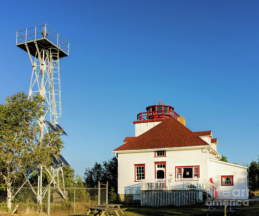 Cabot Head Lighthouse Photograph by Les Palenik