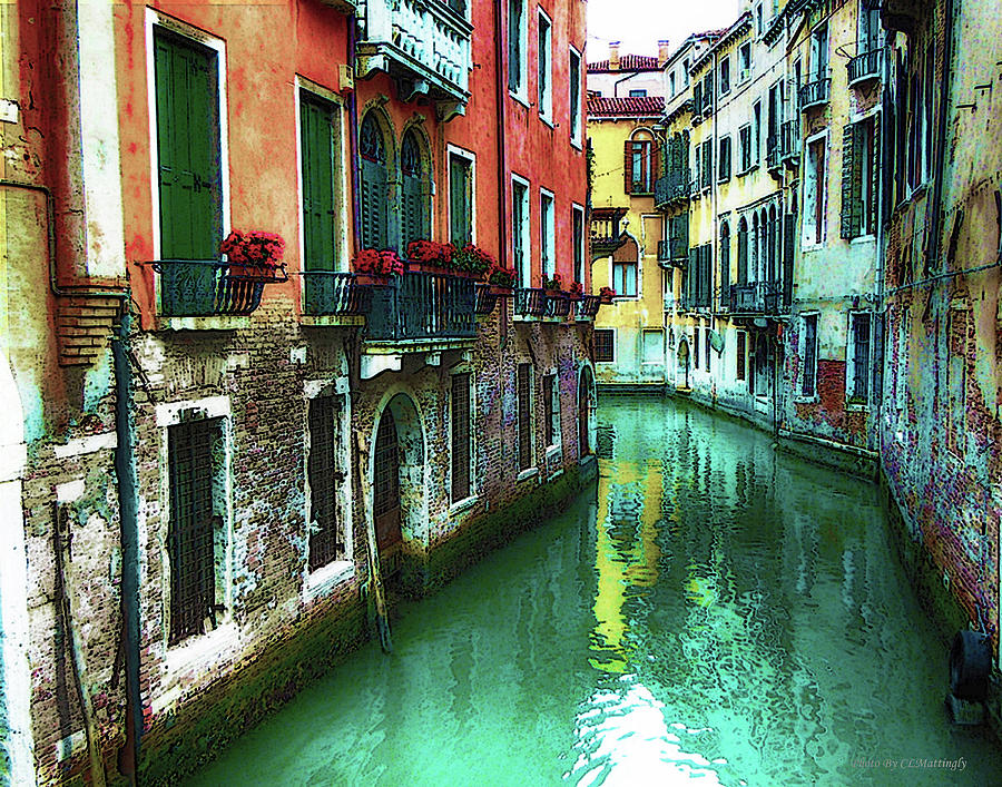 Abstract Photograph - Canal in Venice by Coke Mattingly