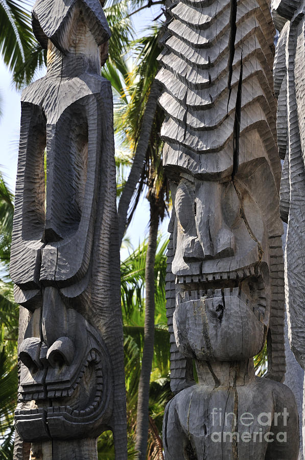Wooden Photograph - Carved statues at Puuhonua O Honaunau National Historical Park by Andy Smy