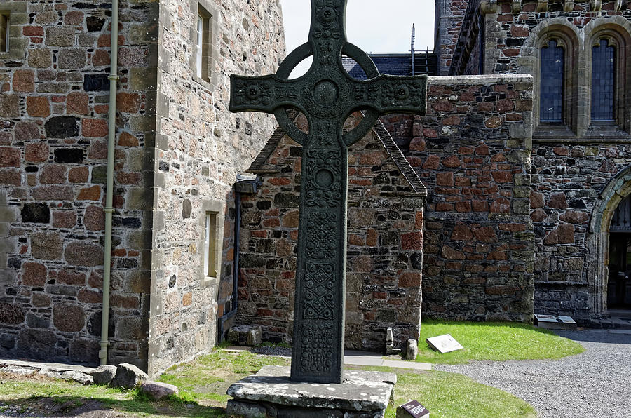 Celtic Cross At Iona Abbey Digital Art by Martin Wall