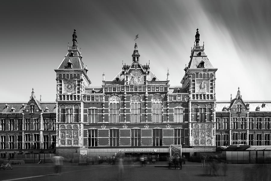 Black And White Photograph - Central Station by Ivo Kerssemakers