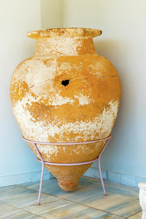 Ceramic pot from Olympia. Photograph by Marek Poplawski