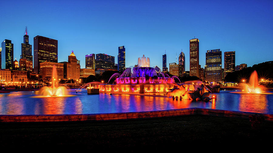 Chicago and Buckingham Fountain Photograph by Lindley Johnson