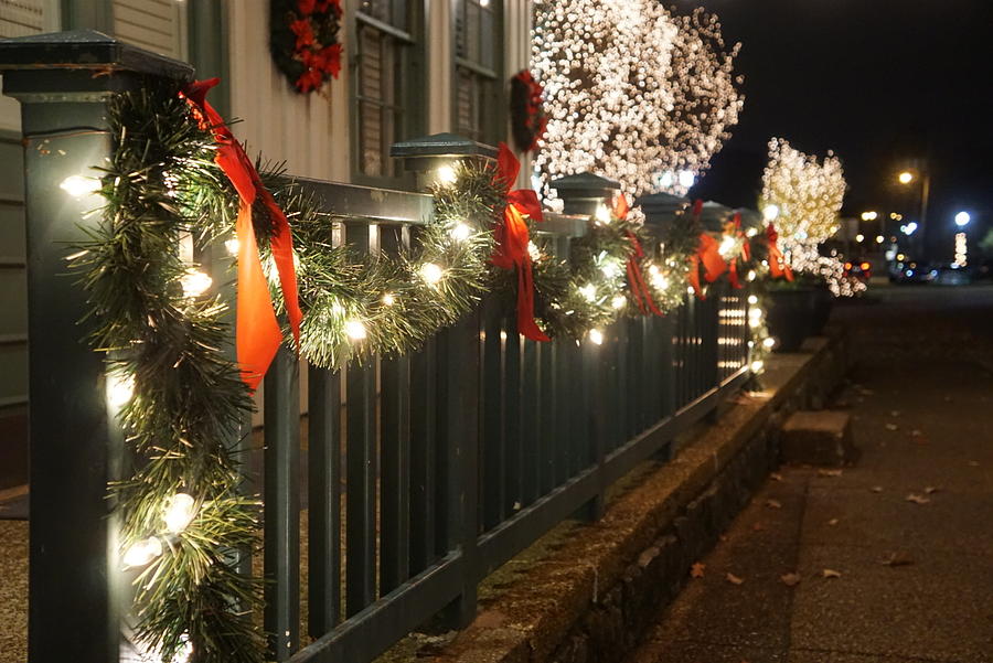 Christmas Decor In Collierville Tennessee Photograph by Brandon