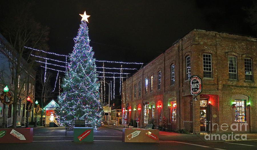 Christmas in Down Town Grants Pass Oregon Photograph by Randy Taylor