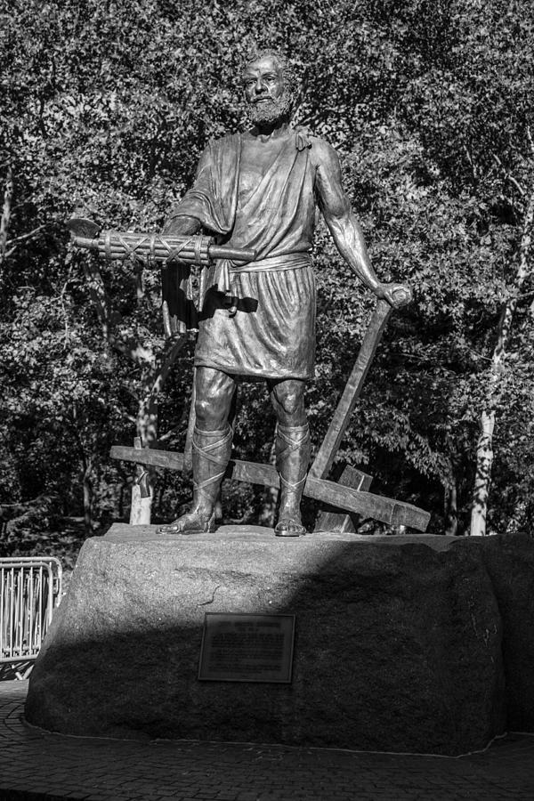 Cincinnati Statue  Photograph by John McGraw