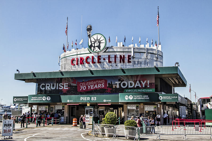 Circle Line Sightseeing Cruises Photograph by Bob Slitzan