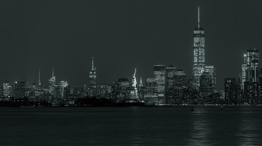Skyline Photograph - Cityscape of New York by Christian Heeb