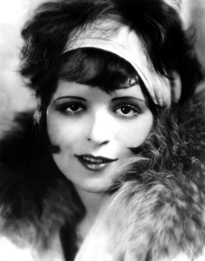 Clara Bow, Ca 1927 Photograph by Everett - Fine Art America