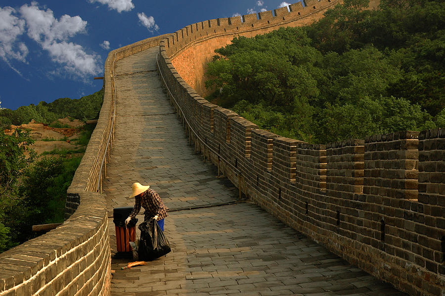 Cleaning The Great Wall Photograph by Harry Spitz