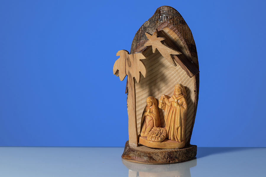 https://images.fineartamerica.com/images/artworkimages/mediumlarge/1/closeup-of-a-small-wooden-christmas-crib-stefan-rotter.jpg