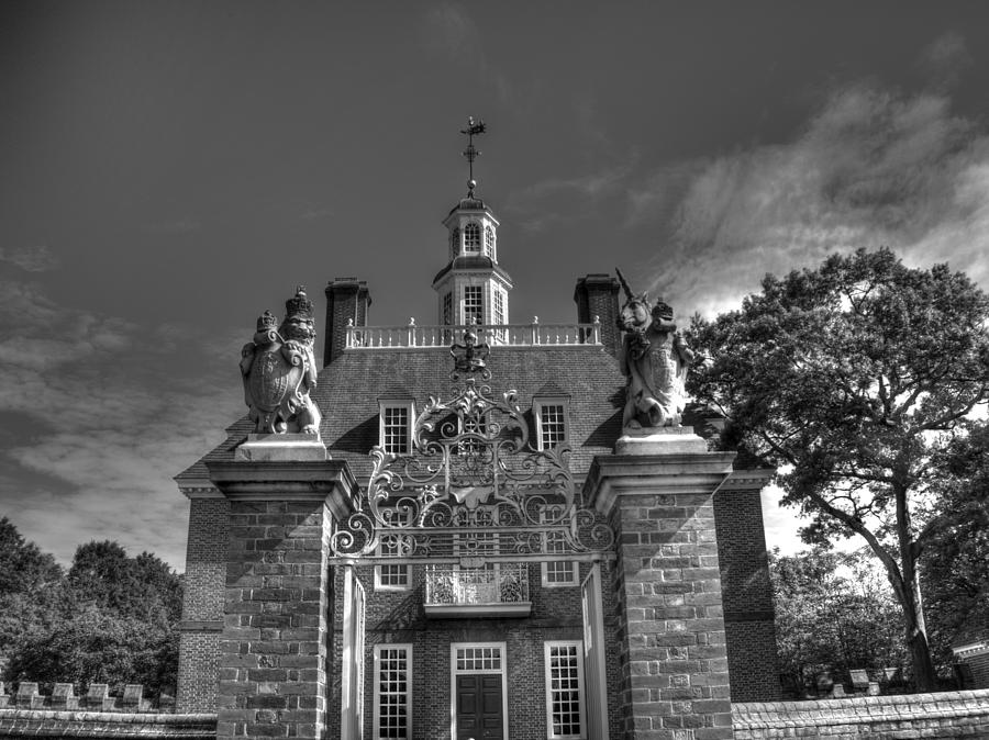 Architecture Photograph - Colonial Williamsburg V2b by John Straton