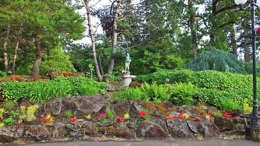 Columbia Gorge Hotel entry garden Photograph by Judy Wanamaker
