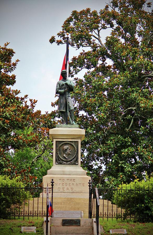 Confederate Soldiers Monument Photograph by Cynthia Guinn