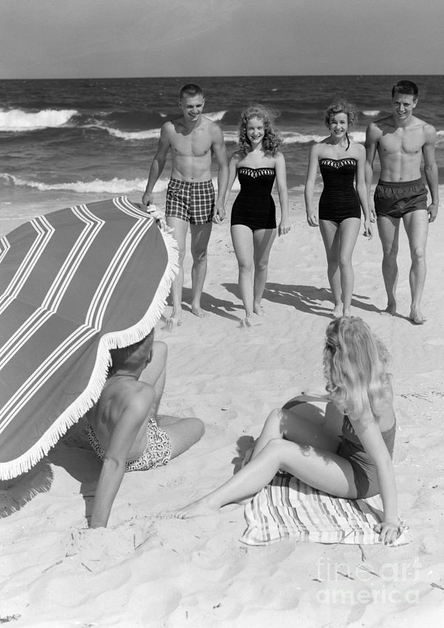 Couples At The Beach, 1950s Photograph by H. Armstrong Roberts/ClassicStock