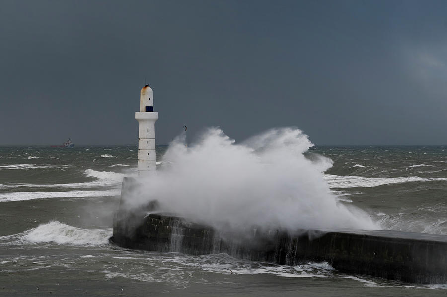 Crashing Waves Photograph by Veli Bariskan