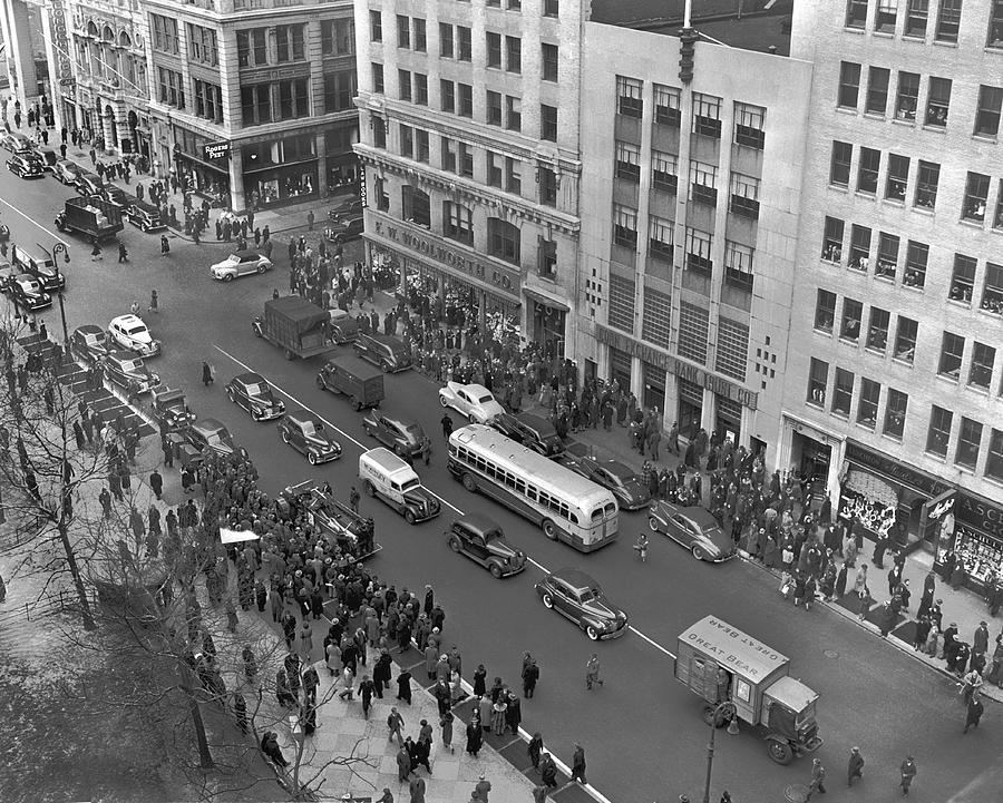 Crowds In New York Photograph by Underwood Archives